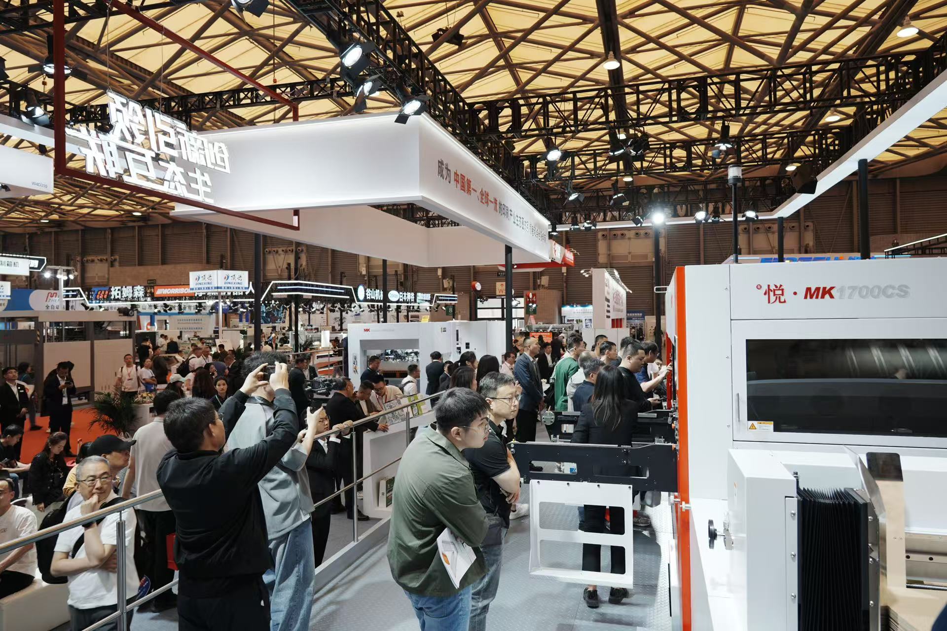 凯时尊龙人生就是博闪耀 WEPACK，大幅面模切机成为全球 “焦点”